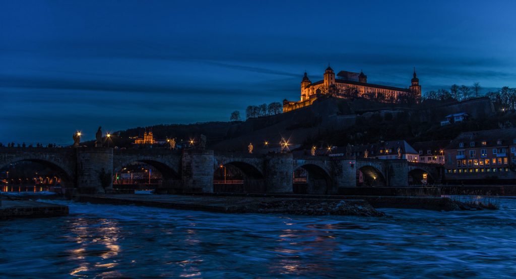 Alte Mainbrücke und Festung am Abend